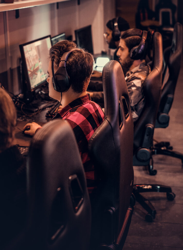دنیا کے 53٪ لڑکے کون سے 5 گیمز کھیلتے ہیں؟ team of teenage gamers plays in a multiplayer video game on pc in a gaming club.